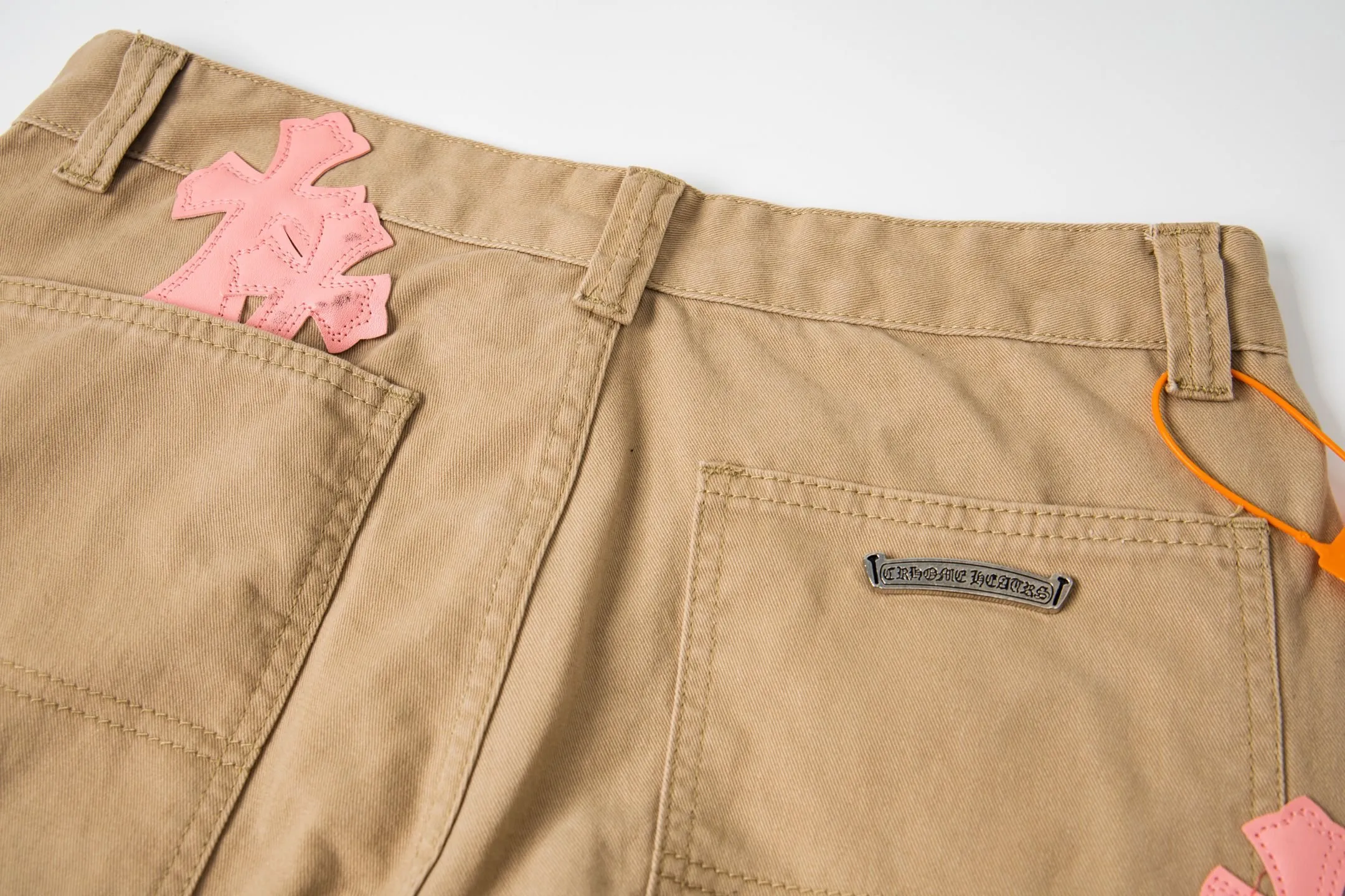 P260 Chrome Hearts Cherry Blossom Pink Leather and Wooden Spliced ​​Washed Jeans Authentically restore the ultimate vintage texture. Three-dimensional version. Loose and comfortable, not picky about the figure. Makes taller and slimmer. Factory-made. Original factory quality control. Same style for men and women. Can be matched with couples. Versatile recommendation. Must-have jeans for all seasons. Fashionistas have been disappointed. The quality selection of fabrics, the tailoring of details, and the matching of patterns are all impeccable! The upper body is so handsome when worn...it can be easily worn by men, women and children! The craftsmanship is made of heavy-duty washed pure cotton denim fabric. After washing, it is soft and thick. It is very stylish when worn on the body. Style number: 1758# (the same jacket is available) Color: Khaki Size: 28 30 32 34